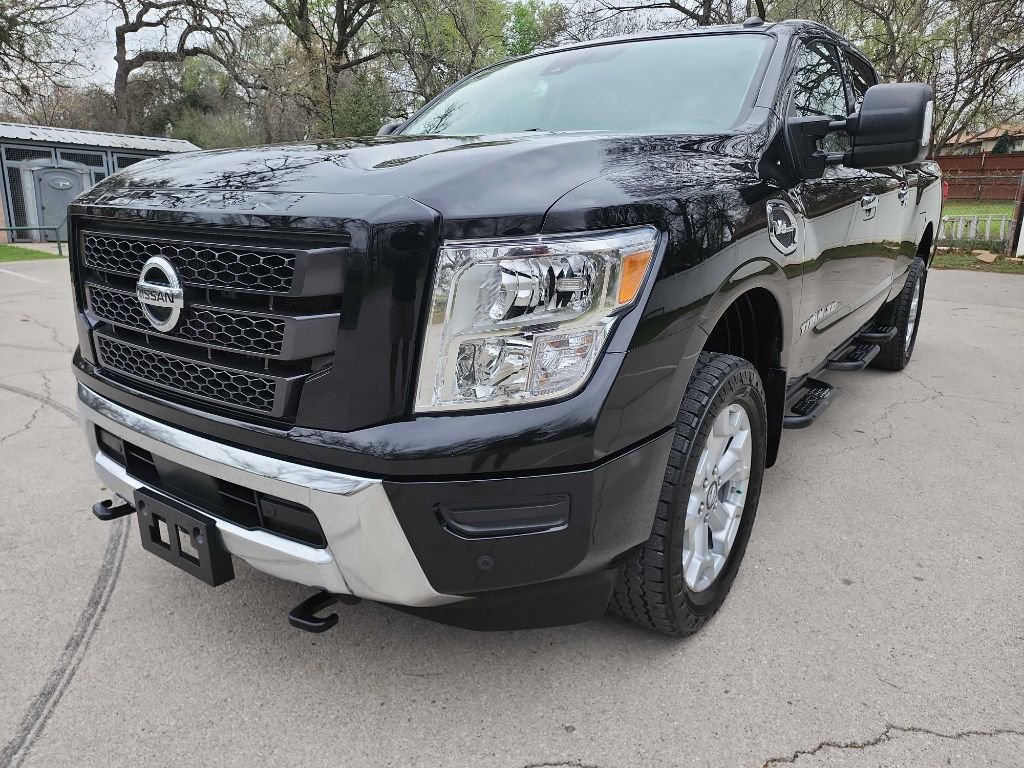 Used 2021 Nissan Titan SV w/ SV Convenience Package image 4
