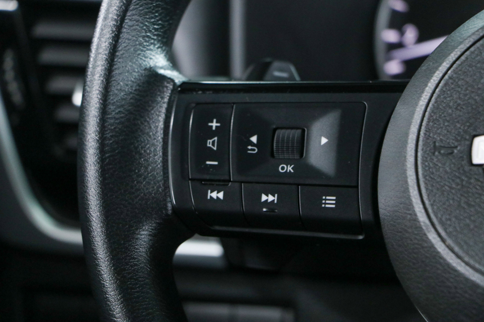 Used 2023 Nissan Rogue SV FWD image 13