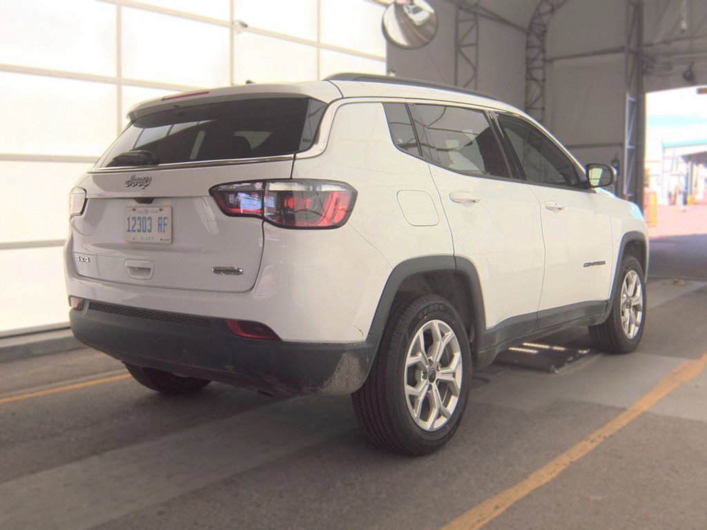 Used 2025 Jeep Compass Latitude w/ Sun & Sound Group AWD/4WD image 4
