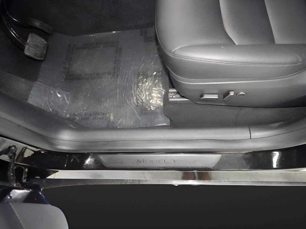 Used 2024 Tesla Model Y Long Range image 11