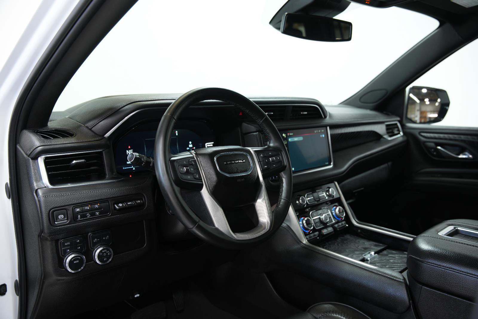 Used 2024 GMC Yukon XL Denali AWD/4WD image 31