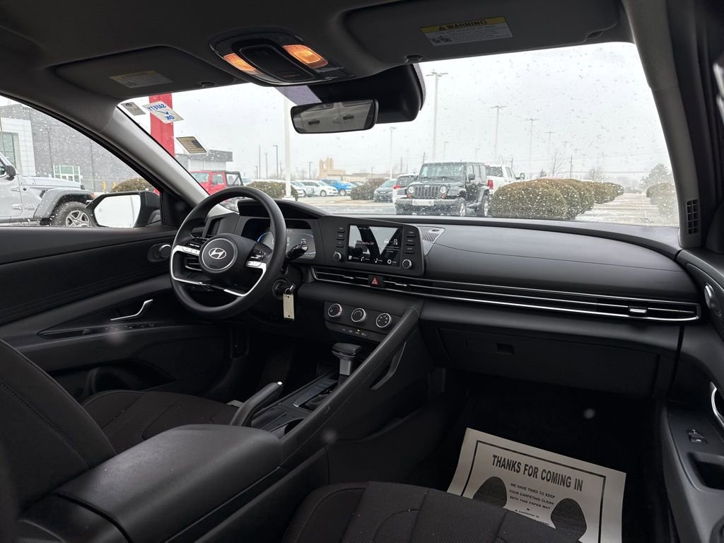 Used 2025 Hyundai Elantra SE w/ Cargo Package image 26