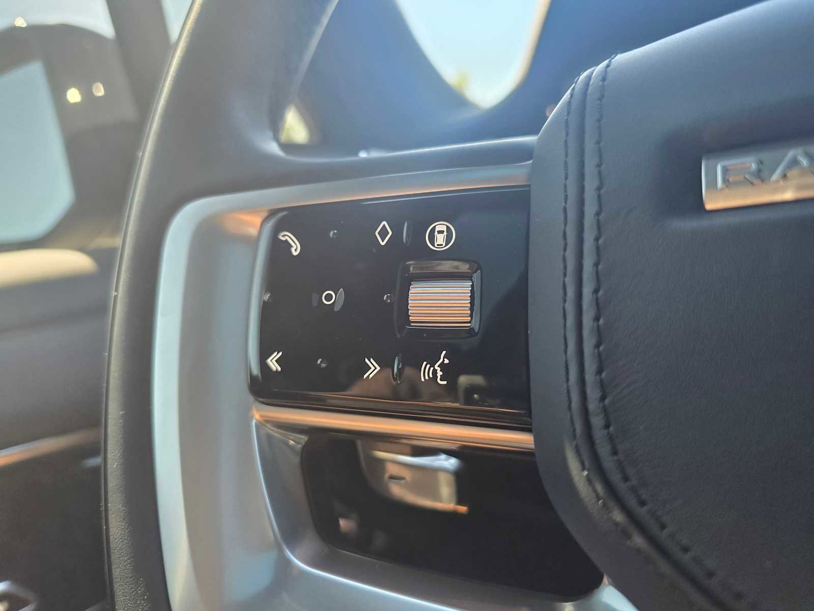 Used 2025 Land Rover Range Rover SE image 33