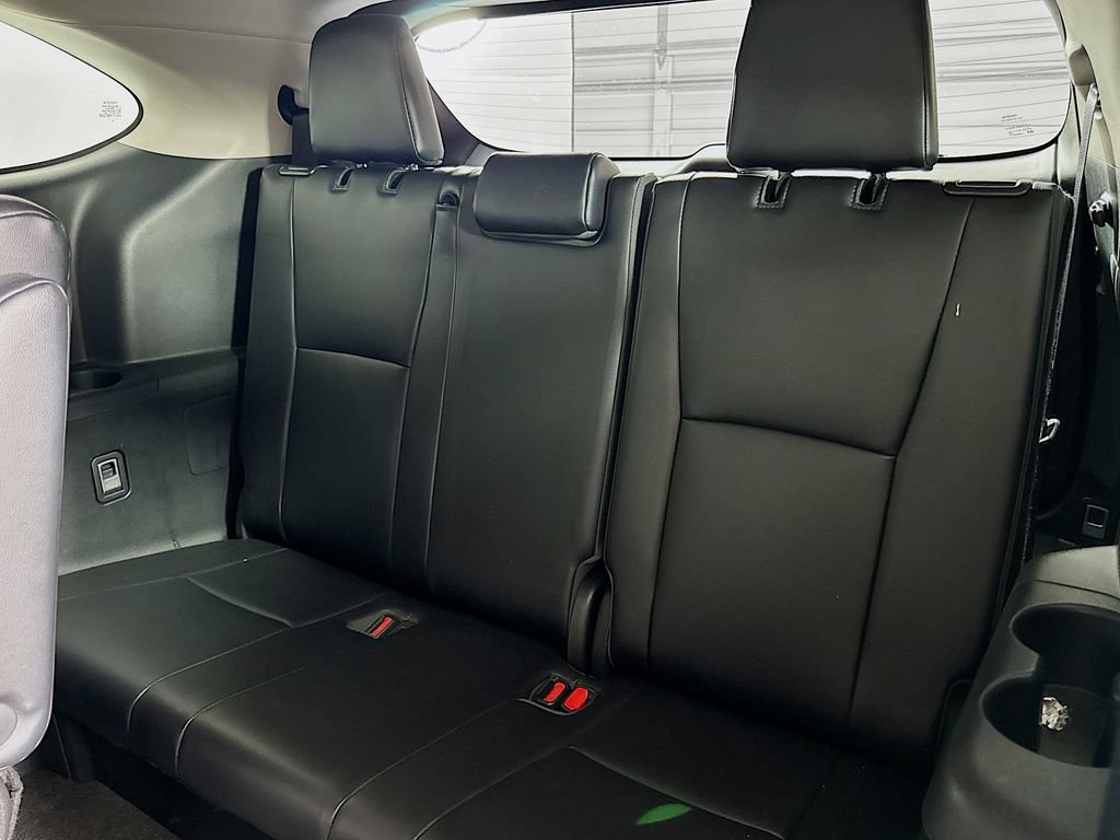 Used 2023 Toyota Highlander XLE AWD/4WD image 11