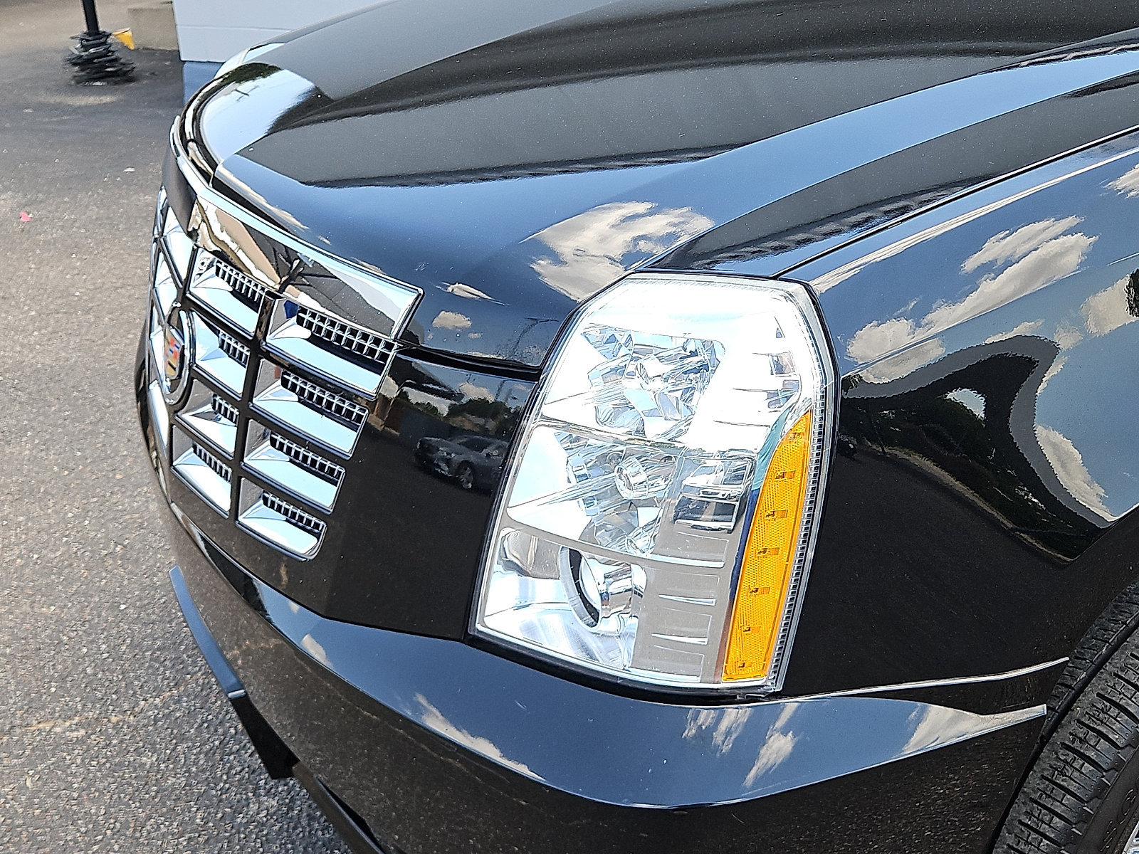 Used 2014 Cadillac Escalade Luxury RWD image 7
