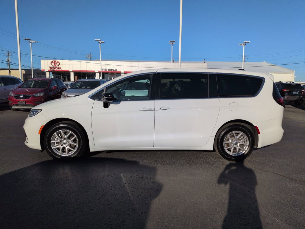 Used 2025 Chrysler Pacifica Select FWD image 2