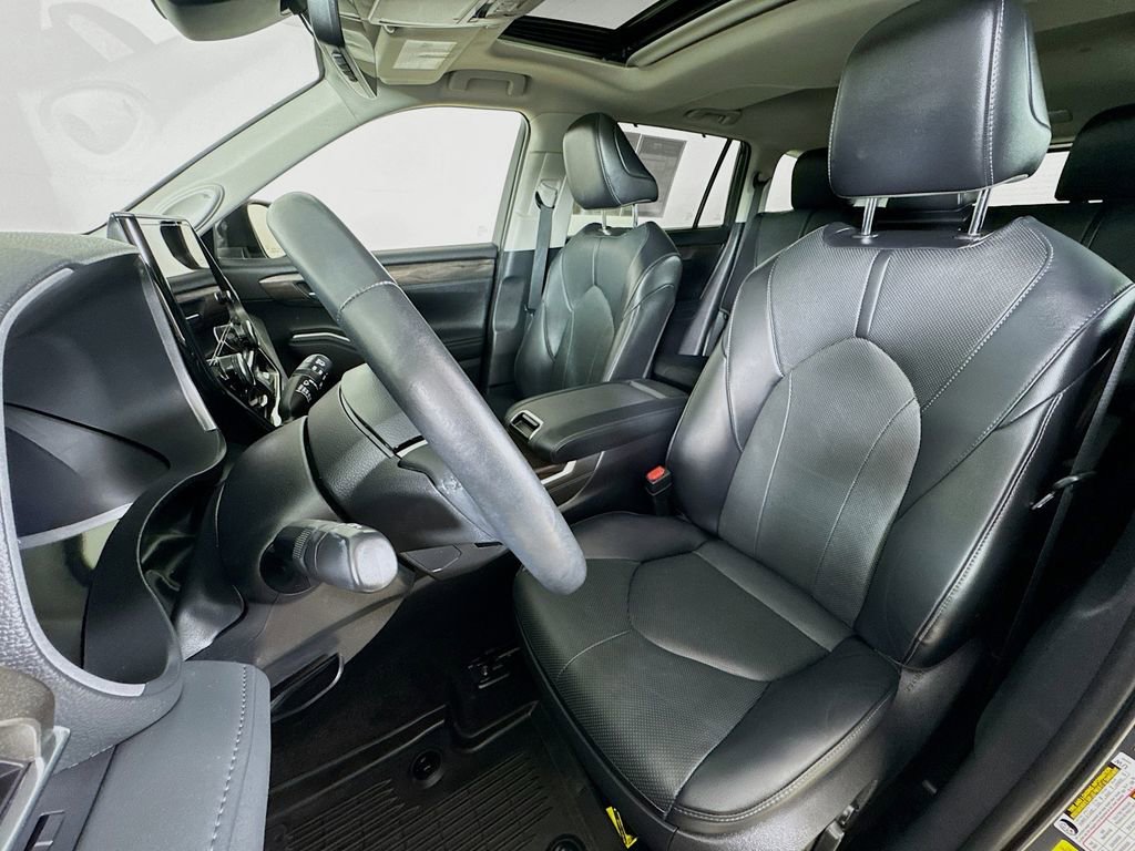 Used 2023 Toyota Highlander Limited AWD/4WD image 2