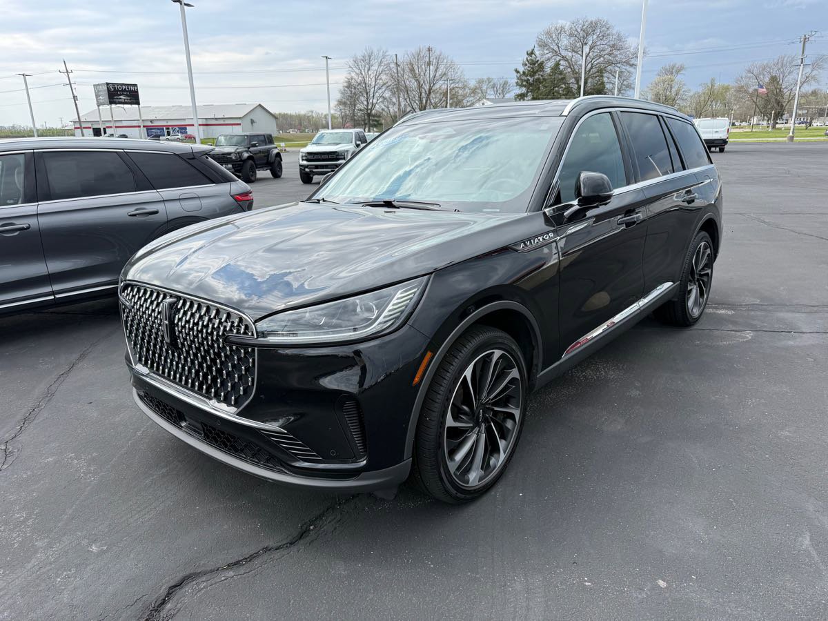 Used 2025 Lincoln Aviator Reserve w/ Equipment Group 201A image 2