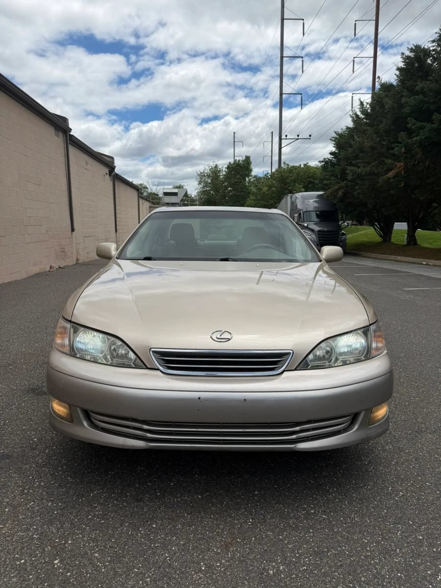 Used 2000 Lexus ES 330 FWD image 2