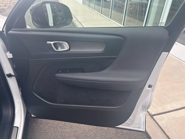 Certified 2025 Volvo XC40 B5 Plus AWD/4WD image 14