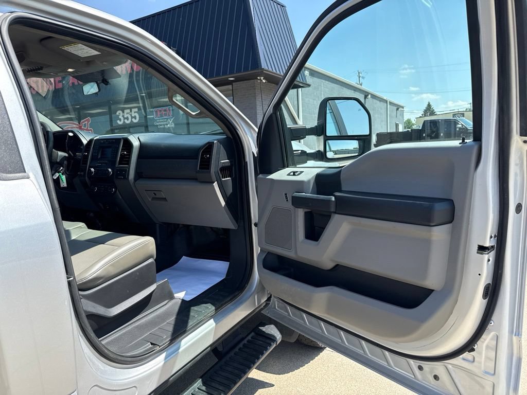 Used 2017 Ford F550 4x4 Regular Cab Super Duty image 31