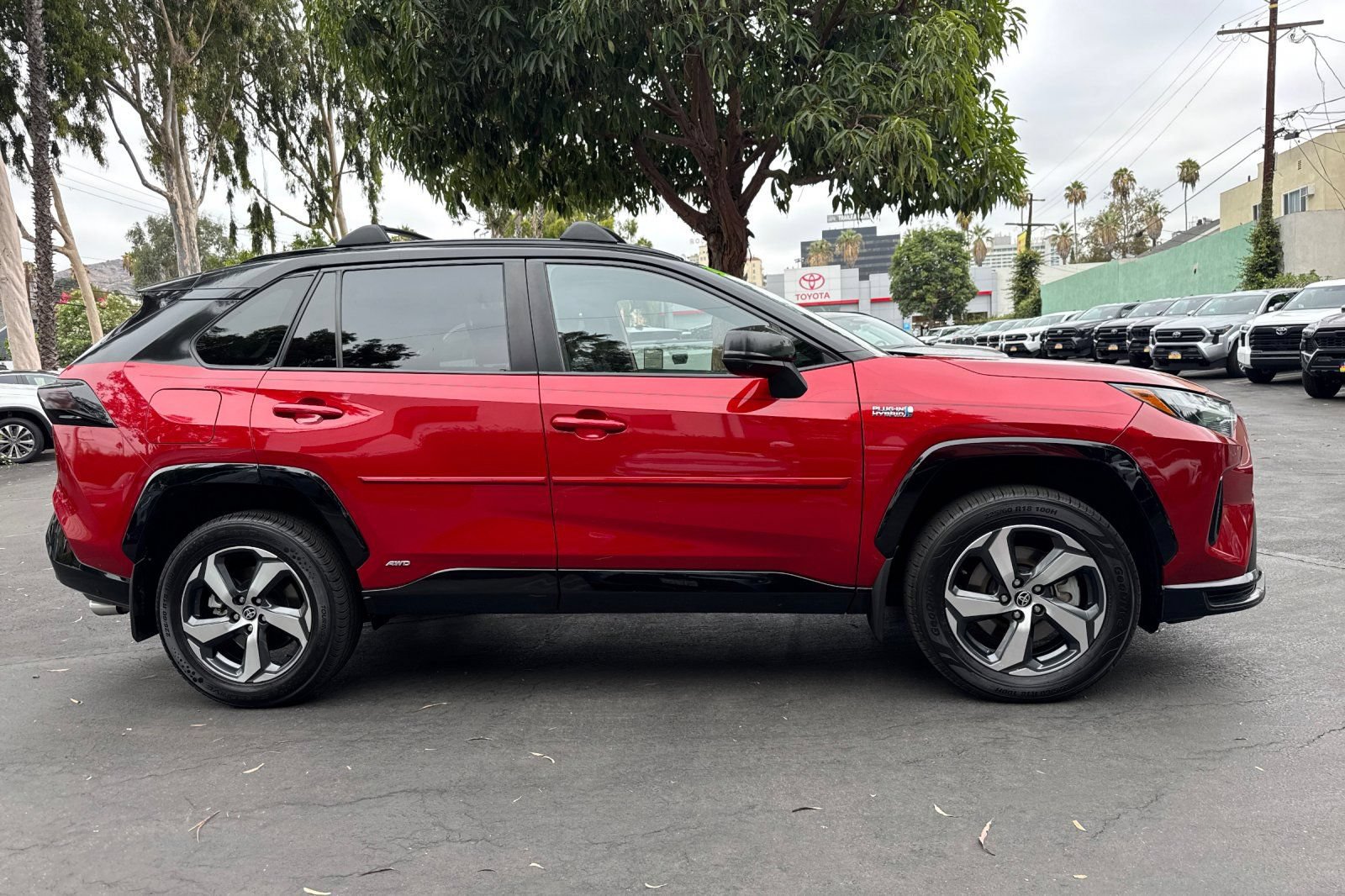 Used 2022 Toyota RAV4 SE w/ Weather & Moonroof Package AWD/4WD image 3