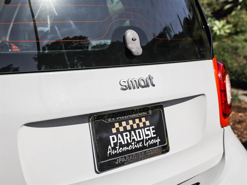 Used 2016 smart fortwo pure RWD image 10