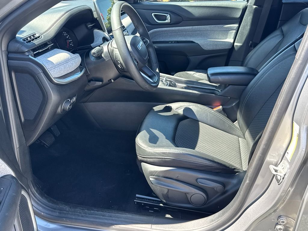 Used 2024 Jeep Compass Latitude AWD/4WD image 9