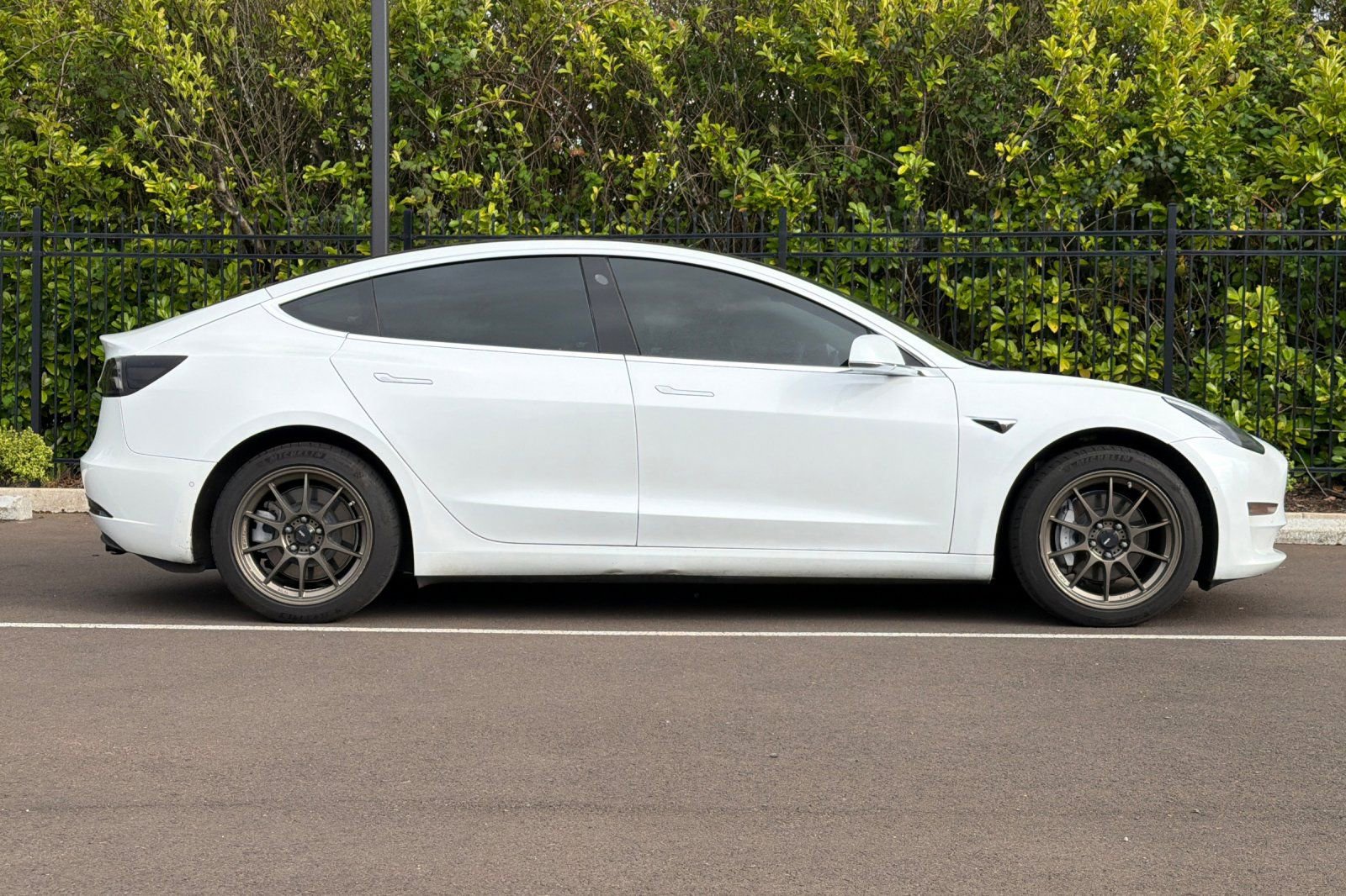 Used 2019 Tesla Model 3 Standard Range Plus image 3