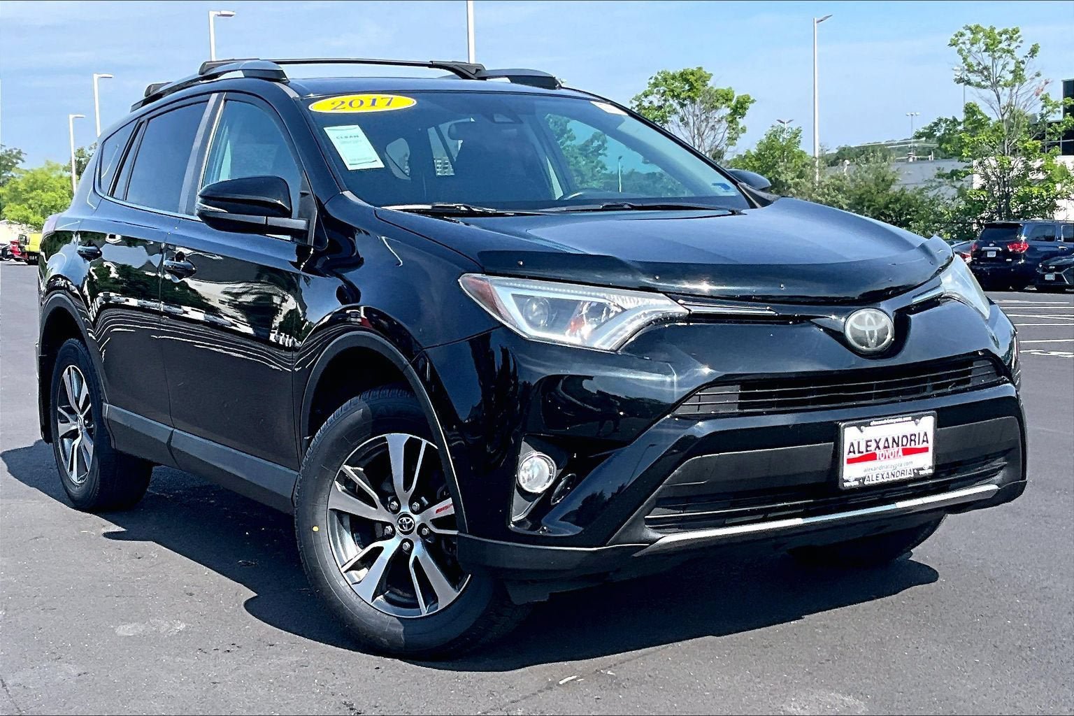 Used 2017 Toyota RAV4 XLE AWD/4WD image 2