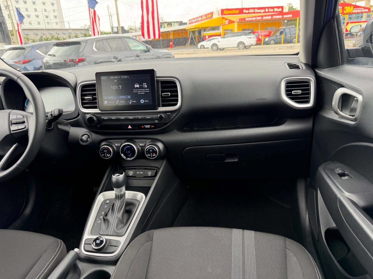 Used 2025 Hyundai Venue SEL FWD image 15