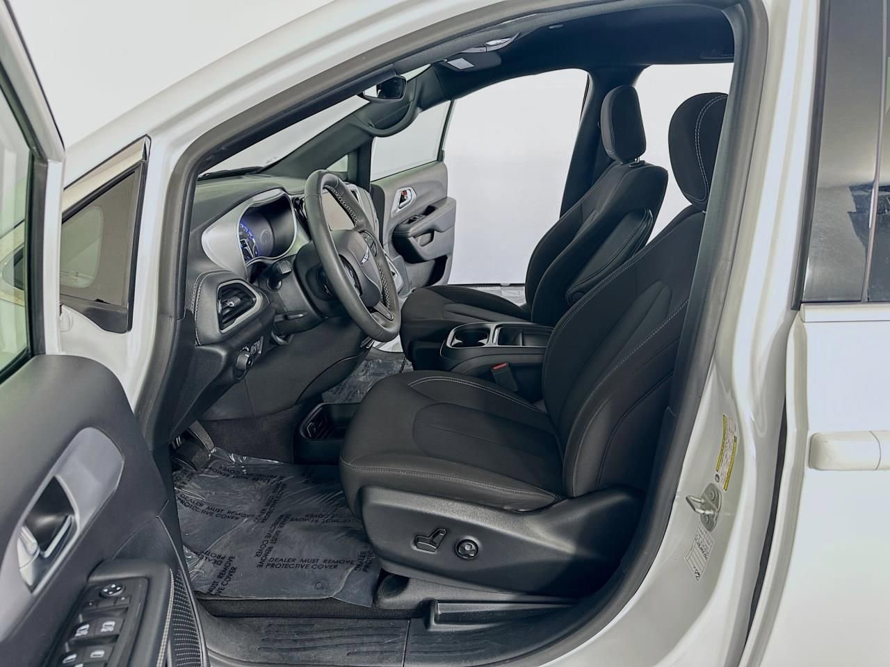 Used 2023 Chrysler Pacifica Touring image 18