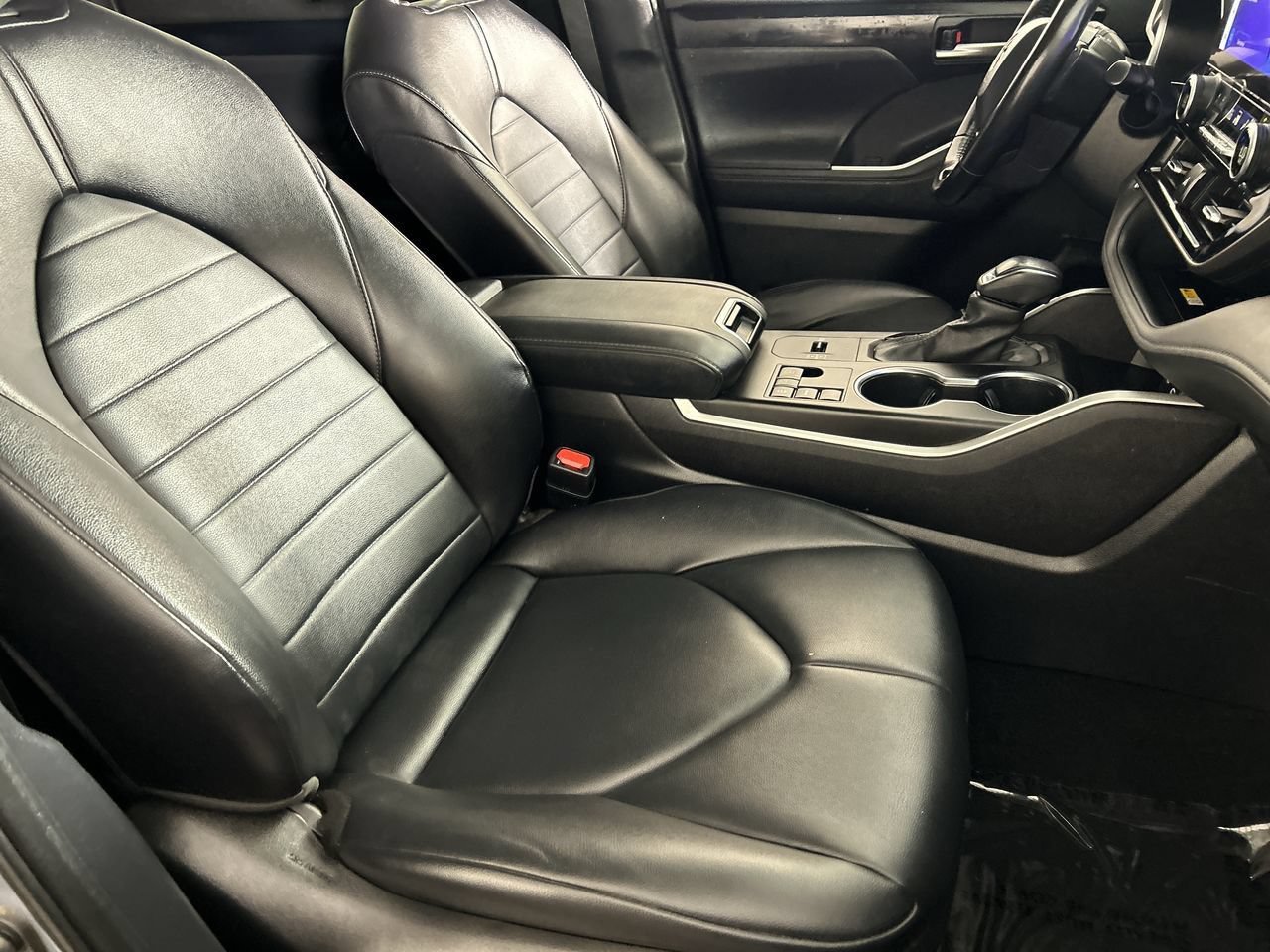 Used 2023 Toyota Highlander XLE FWD image 27