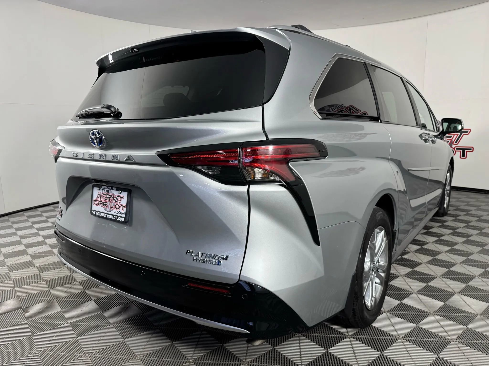 Used 2024 Toyota Sienna Platinum image 31