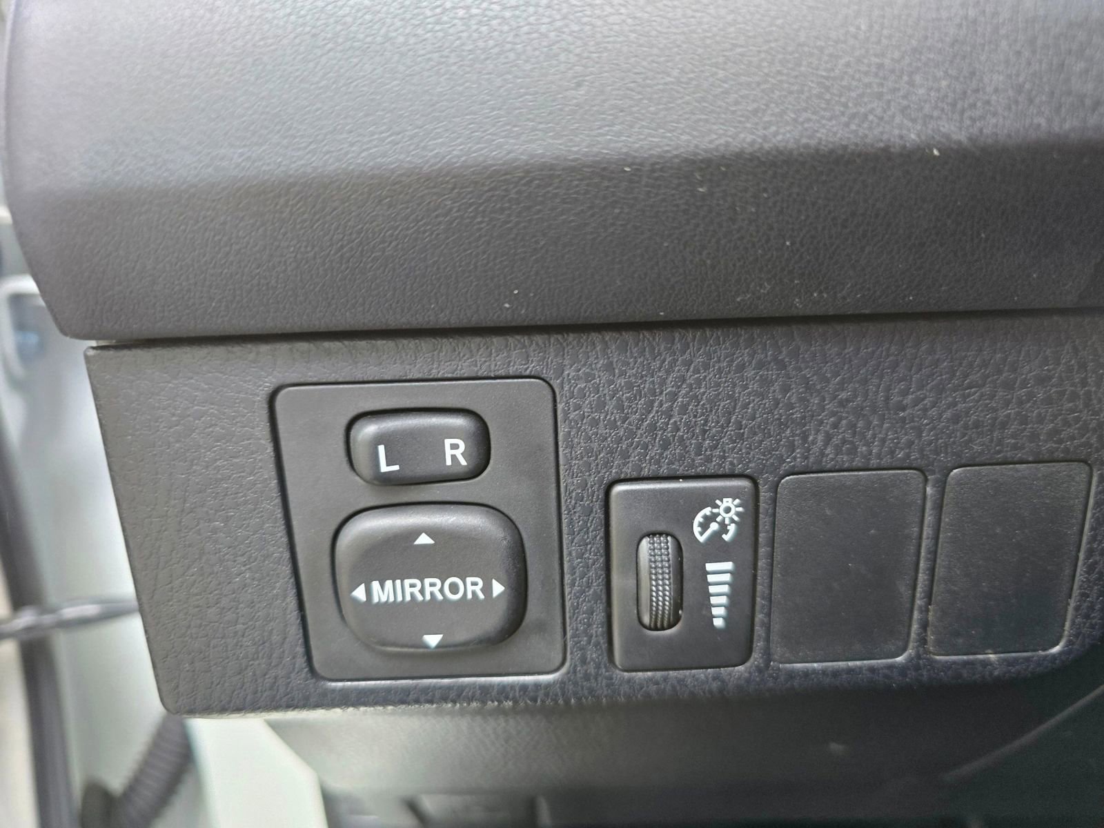 Used 2016 Toyota RAV4 LE AWD/4WD image 24