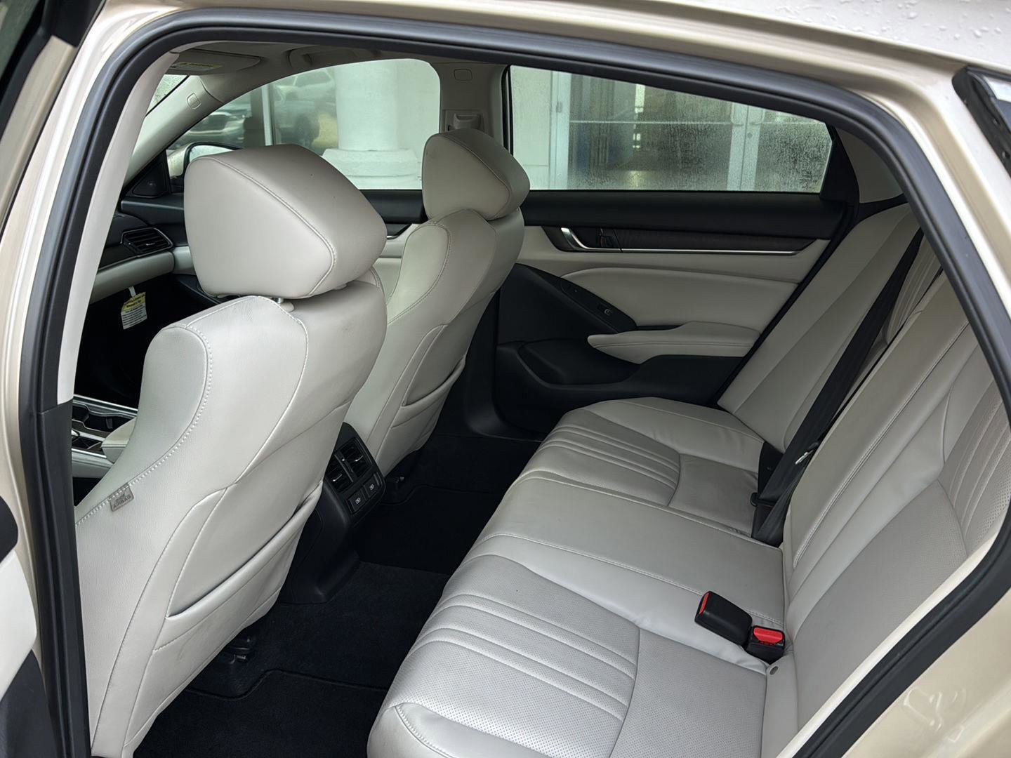 Used 2018 Honda Accord Touring image 9