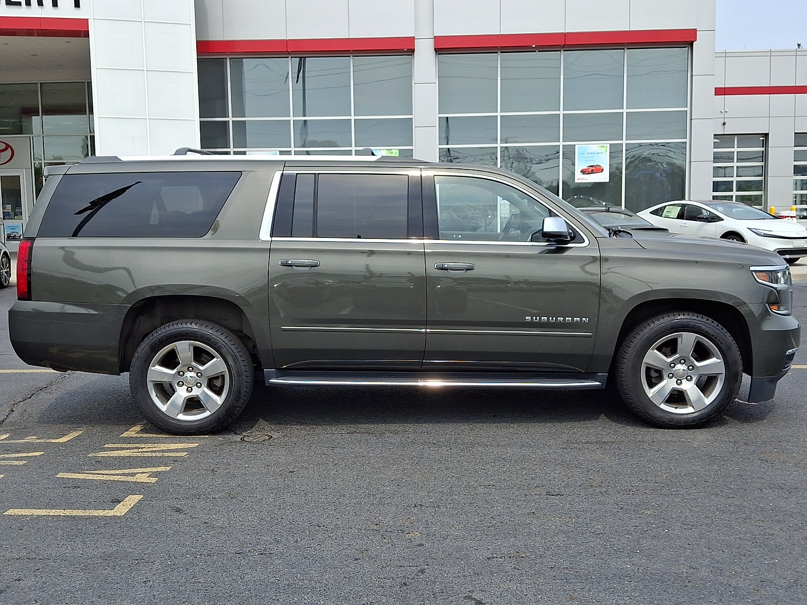Used 2019 Chevrolet Suburban Premier AWD/4WD image 7
