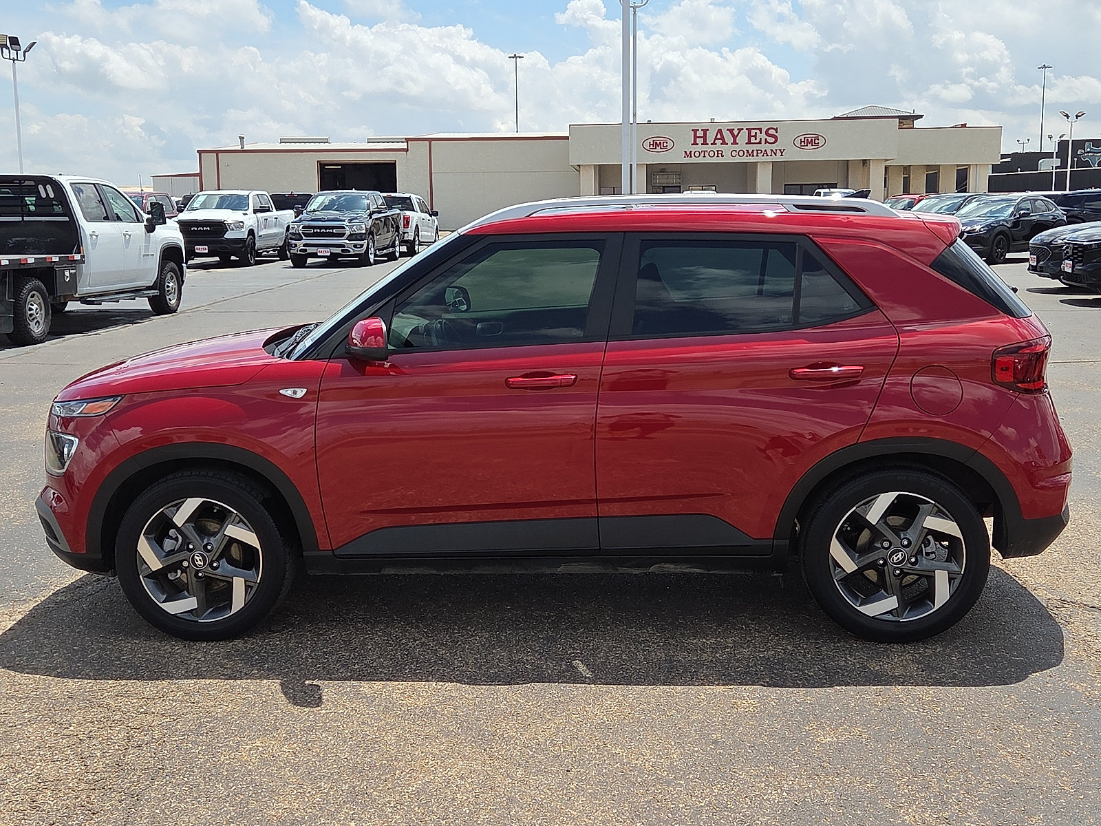 Used 2022 Hyundai Venue SEL FWD image 2