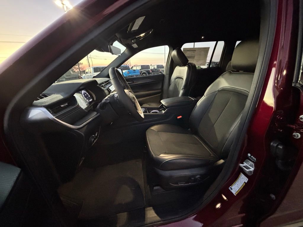 New 2025 Jeep Grand Cherokee Altitude image 13