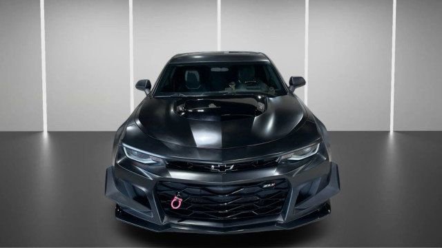 Used 2018 Chevrolet Camaro ZL1 RWD image 2