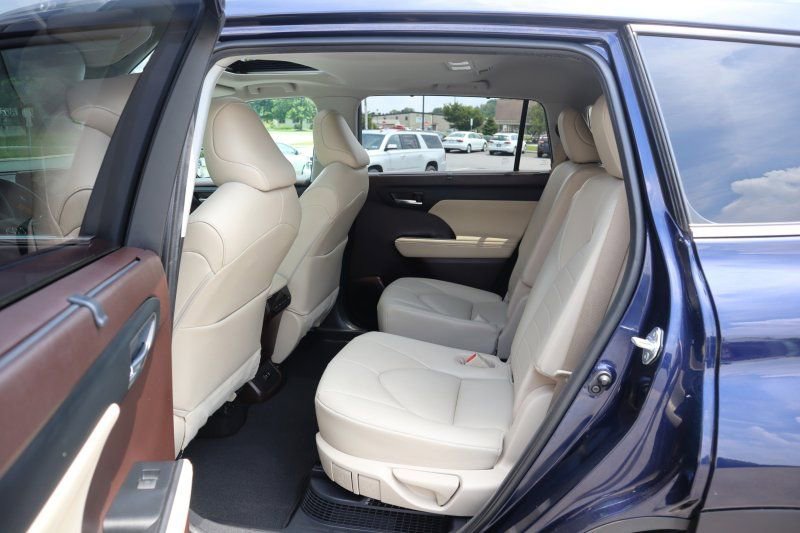 Used 2021 Toyota Highlander XLE image 16
