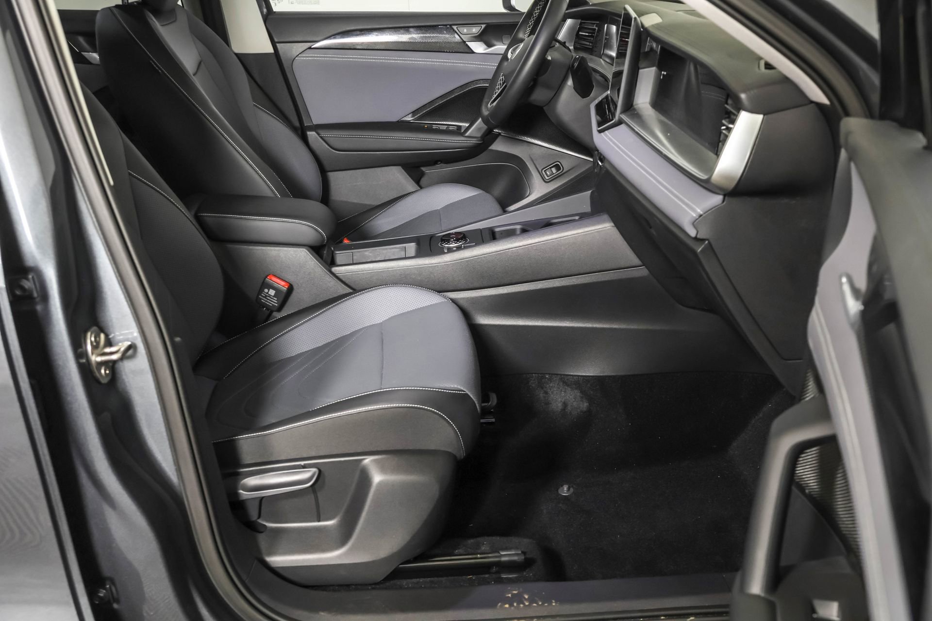 Used 2025 Volkswagen Tiguan SE w/ Panoramic Sunroof Package image 45