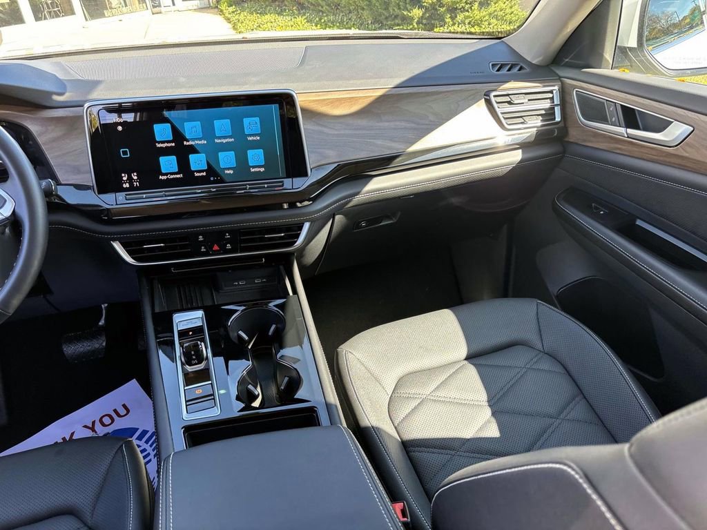 Used 2025 Volkswagen Atlas SE image 32