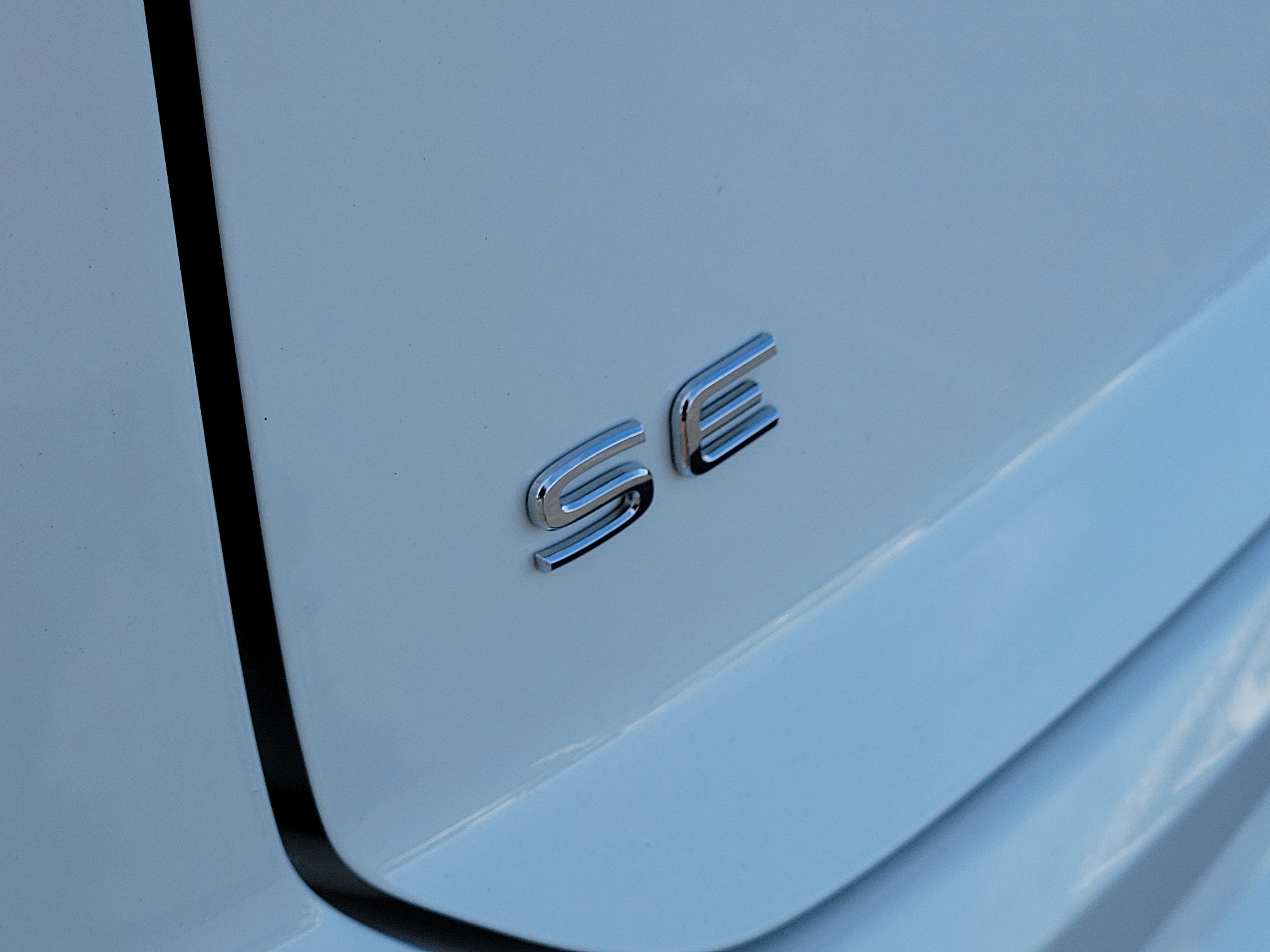 Used 2024 Volkswagen Atlas Cross Sport SE w/ Panoramic Sunroof Package FWD image 5