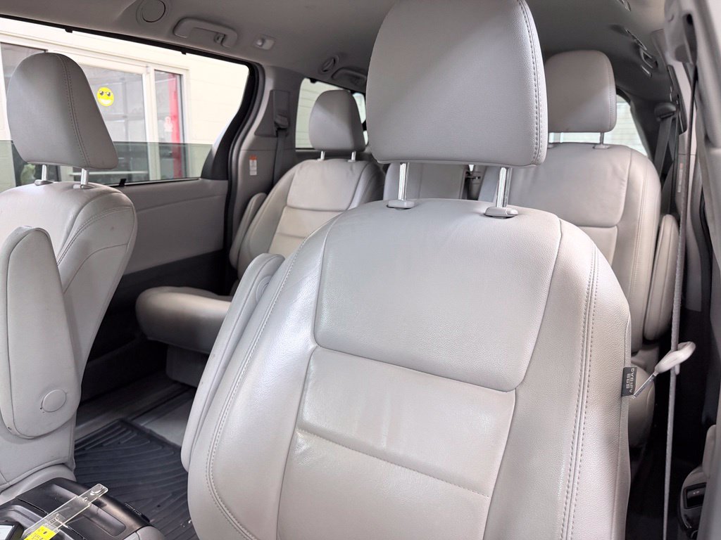 Used 2018 Toyota Sienna XLE w/ XLE Navigation Package FWD image 15