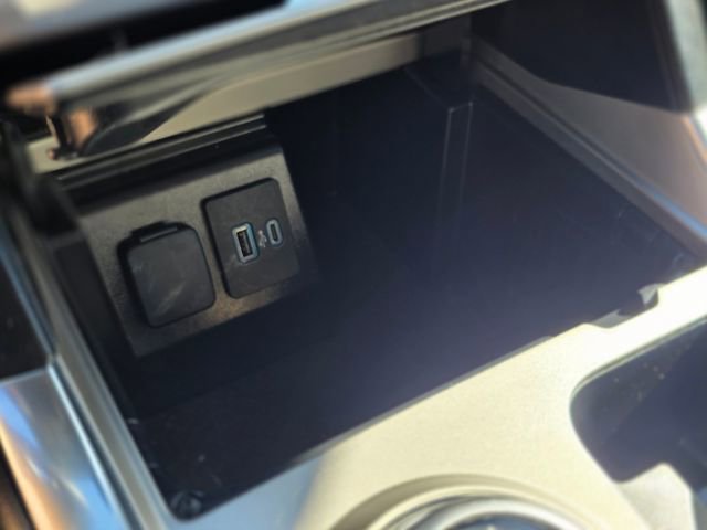 Used 2024 Ford Explorer XLT w/ Equipment Group 202A image 33