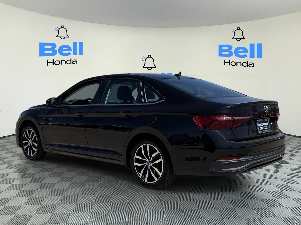 Used 2025 Volkswagen Jetta SE FWD image 3