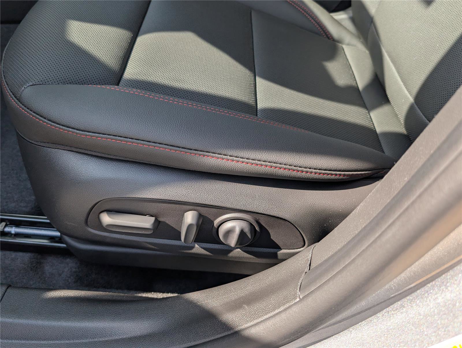 New 2026 Chevrolet Trax RS w/ Sunroof Package FWD image 16