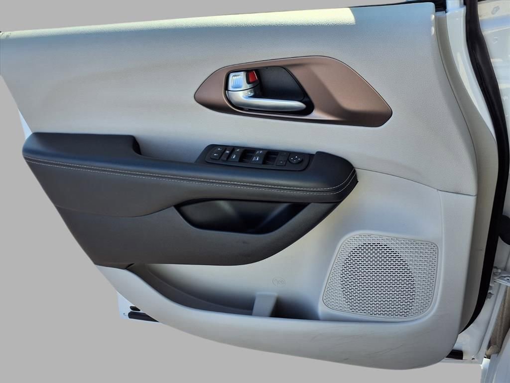 Used 2024 Chrysler Voyager LX image 17