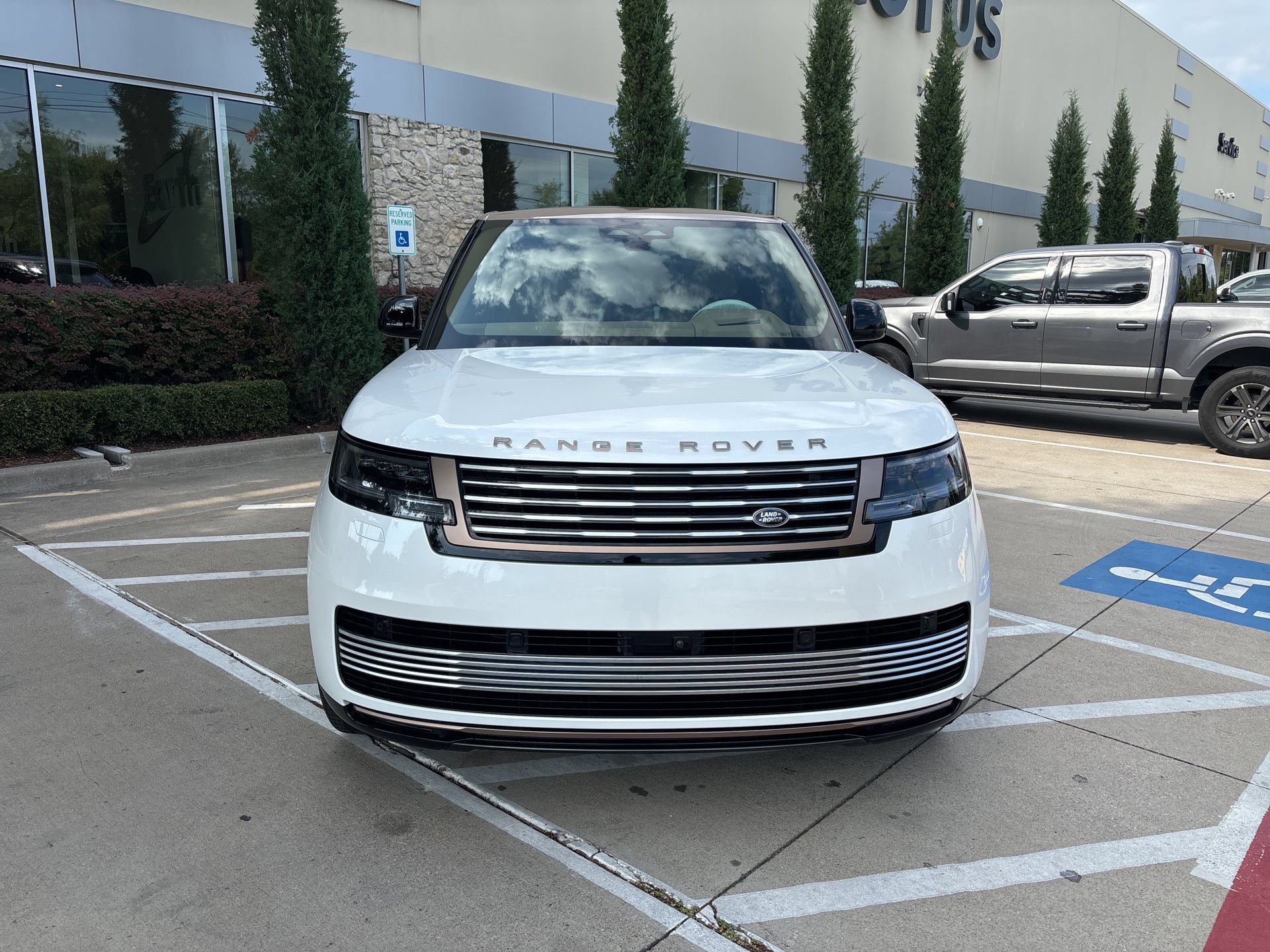 Used 2024 Land Rover Range Rover SV AWD/4WD image 3