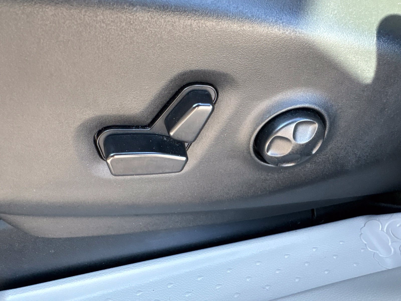 Used 2023 Chrysler Voyager LX FWD image 19