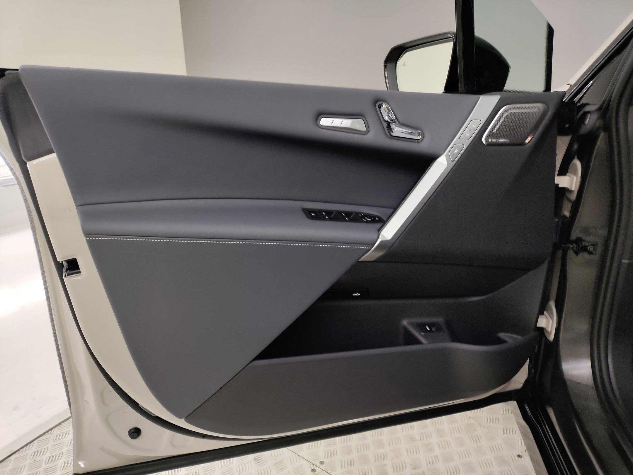 New 2026 BMW iX M70 image 12