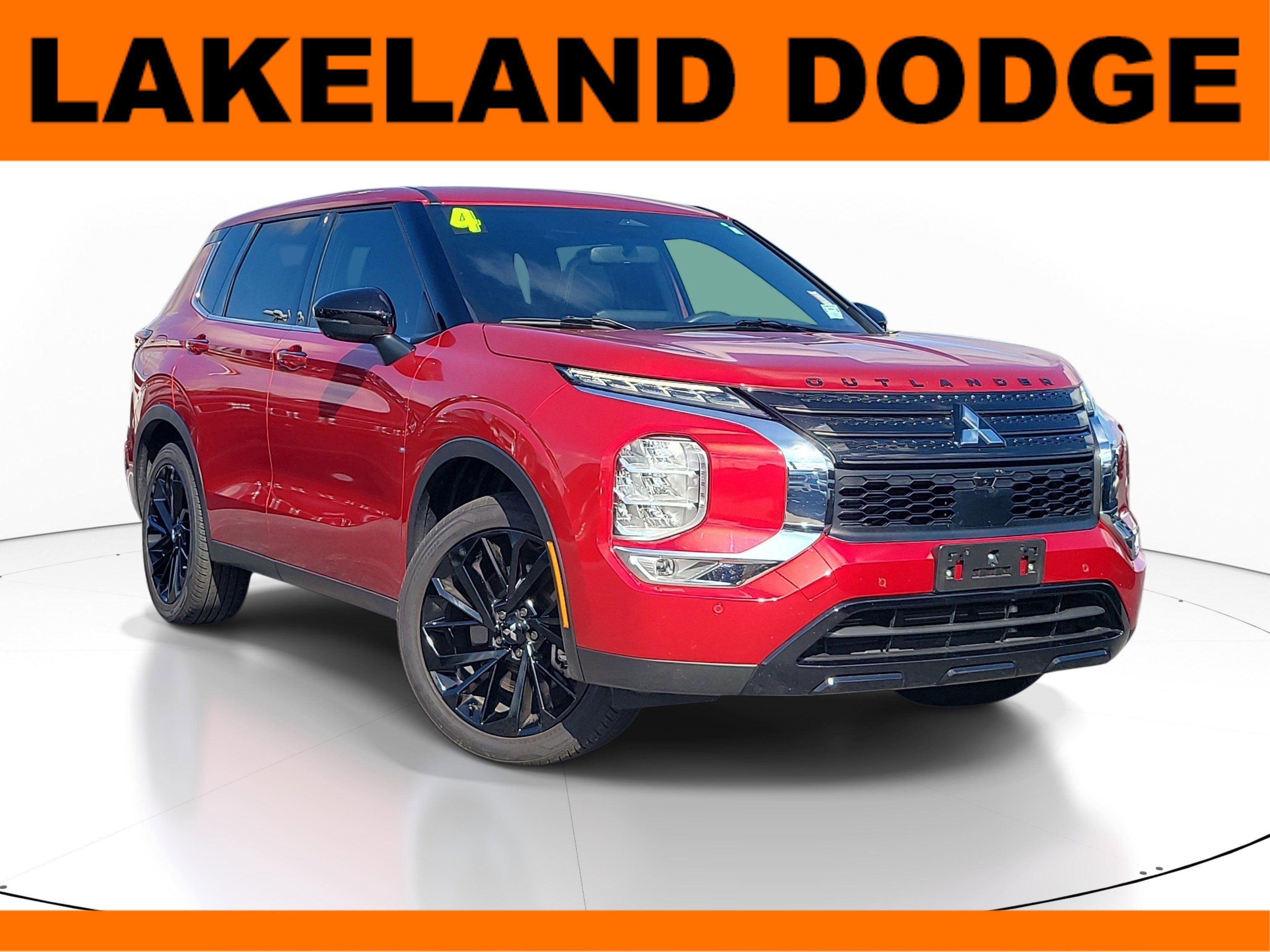 Used 2024 Mitsubishi Outlander SE image 1