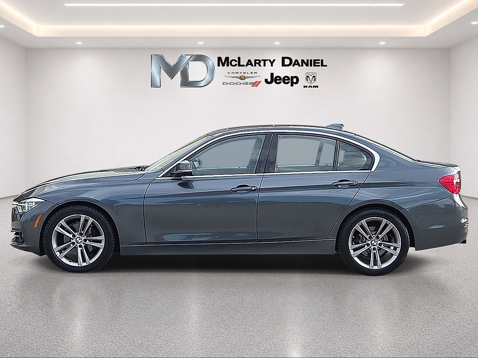 Used 2018 BMW 330i xDrive Sedan AWD/4WD image 3