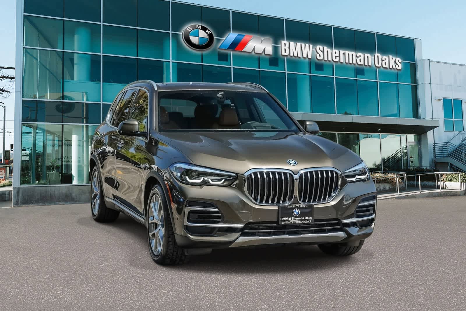 Certified 2023 BMW X5 xDrive45e w/ Parking Assistance Package AWD/4WD image 3