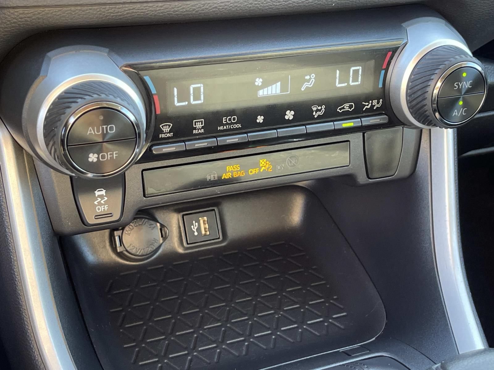 Used 2025 Toyota RAV4 XLE AWD/4WD image 22