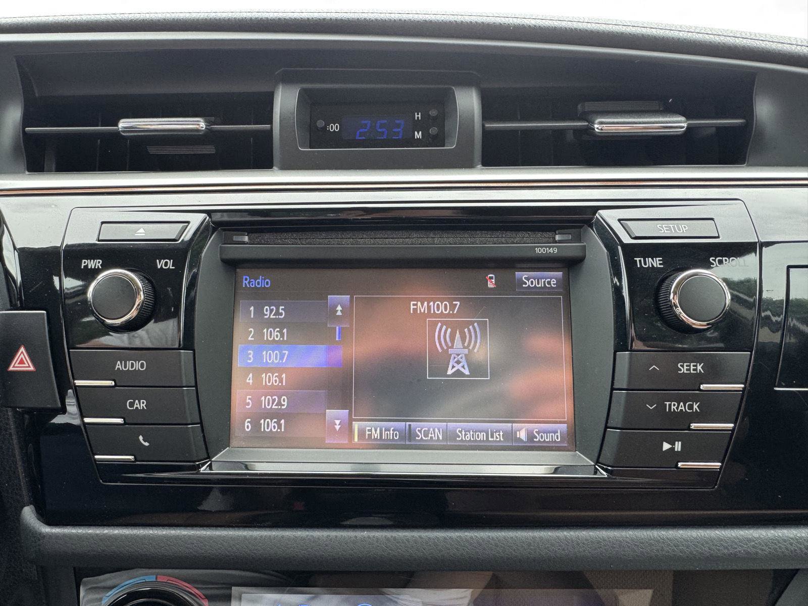 Used 2015 Toyota Corolla LE FWD image 17