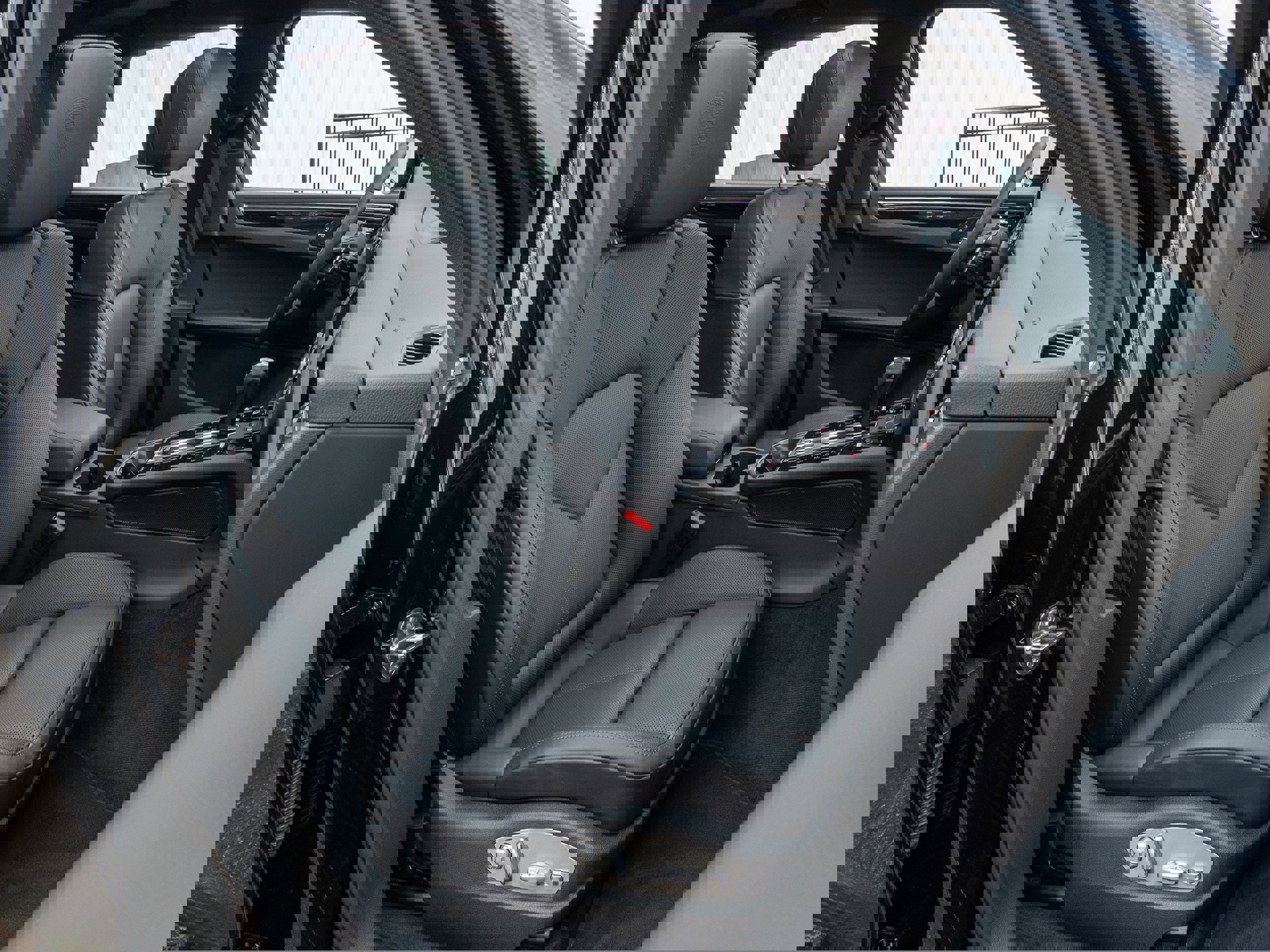 Certified 2025 Porsche Macan image 30