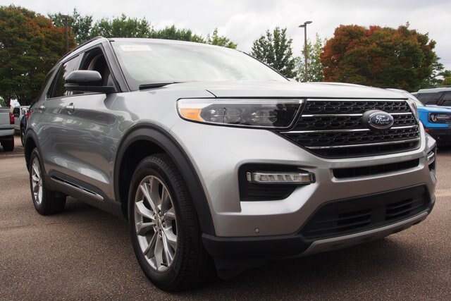 Certified 2024 Ford Explorer XLT w/ Equipment Group 202A AWD/4WD image 1