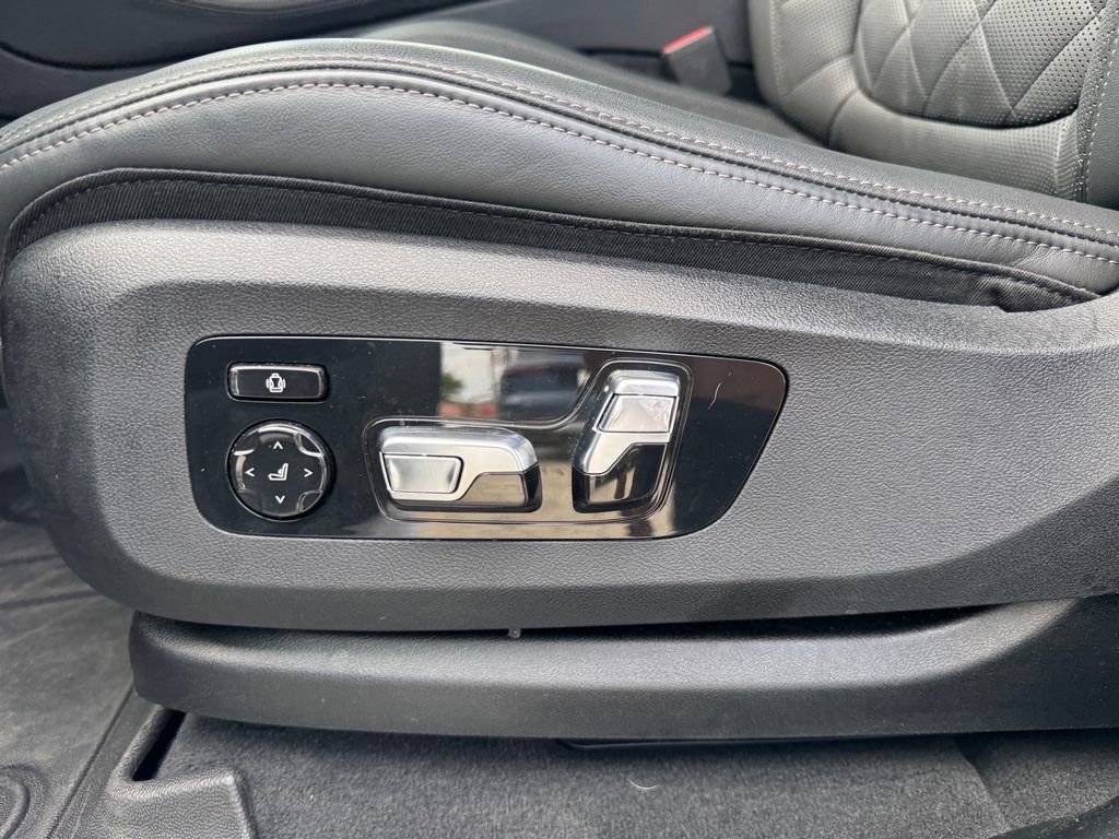 Used 2025 BMW X5 xDrive40i w/ M Sport Package image 16